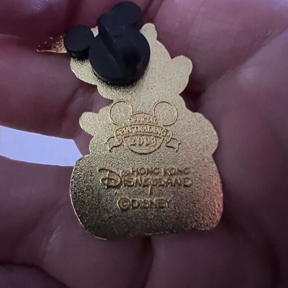 DISNEY Hong Kong Mickey Mouse as Robin Hood Rides A Cork Gold Tone Pin 2008 - Picture 4 of 8